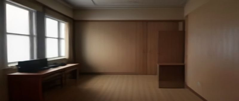 医院妇科诊室内医生正在向患者讲解检查流程，画面温暖专业，光线柔和，体现被操后就医的温和氛围